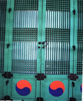 korean-doors-yin-yang